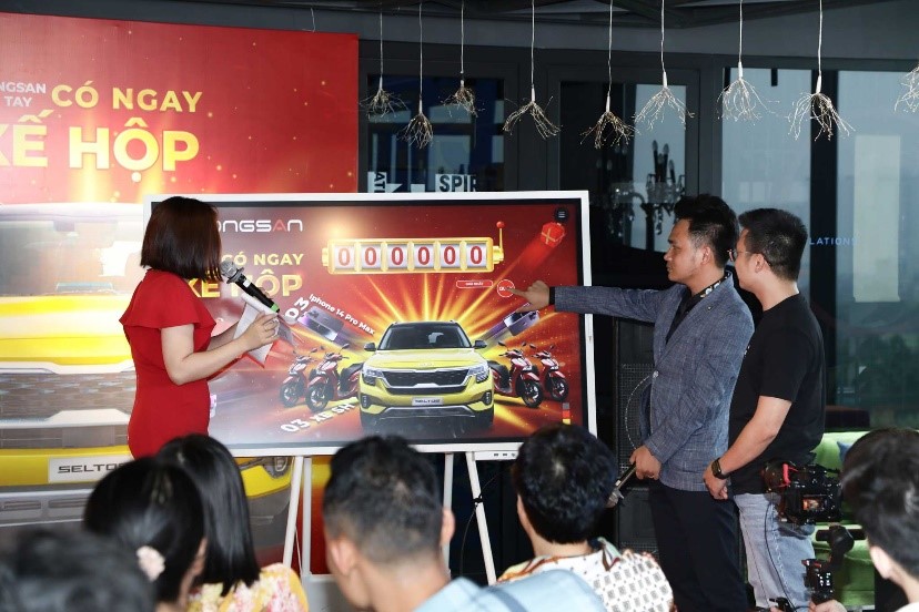 Giải nhất được quay thưởng c&ocirc;ng khai, minh bạch dưới sự chứng kiến của đ&ocirc;ng đảo kh&aacute;ch h&agrave;ng